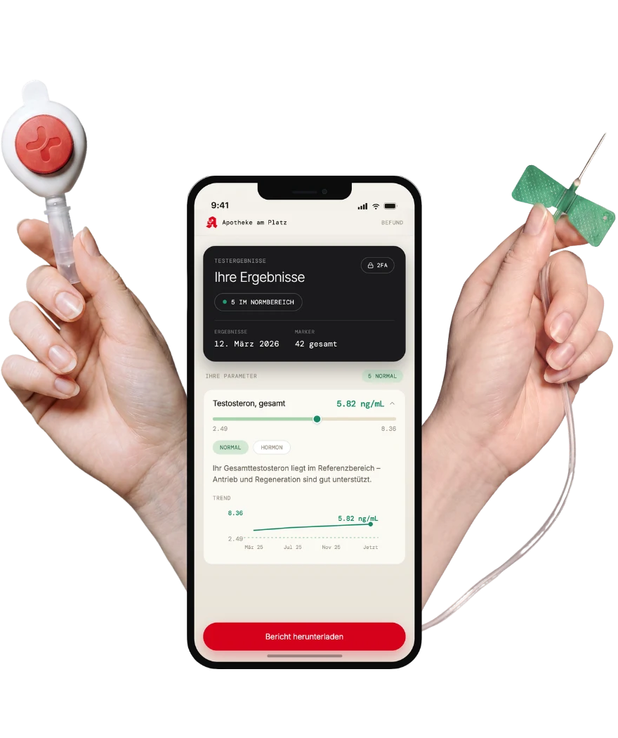 Eine Hand hält den Remi-Health-Fingerstich-Collector neben dem Kundenportal auf einem Smartphone